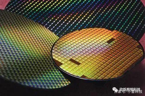 我们需要的是将晶圆从沙子里提炼出来,提炼出来的单晶硅,做成硅锭,再