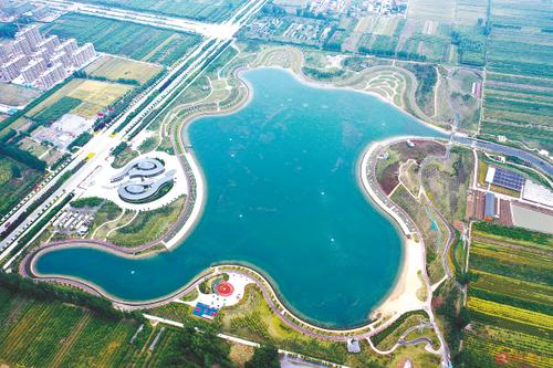 5月18日,鸟瞰位于平舆县城区南部的天水湖,就像一块蓝宝石镶嵌在沃野