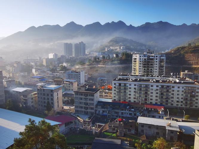 12)d12,恩施市鹤峰县容美镇的屏峰峡又叫躲避峡,高山峡谷中筑坝蓄水