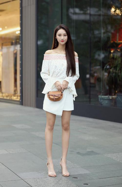 做一个香甜可爱的女生,一定要选择白色短裙,美丽时尚又带着娇羞
