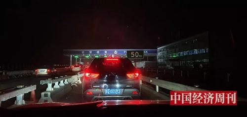 进京检查站排队查验车辆及测体温,3个多小时才通过.