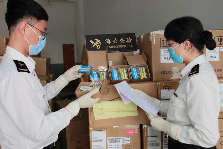 图为:海关关员对查获的侵权墨盒进行查验 林昌锋摄