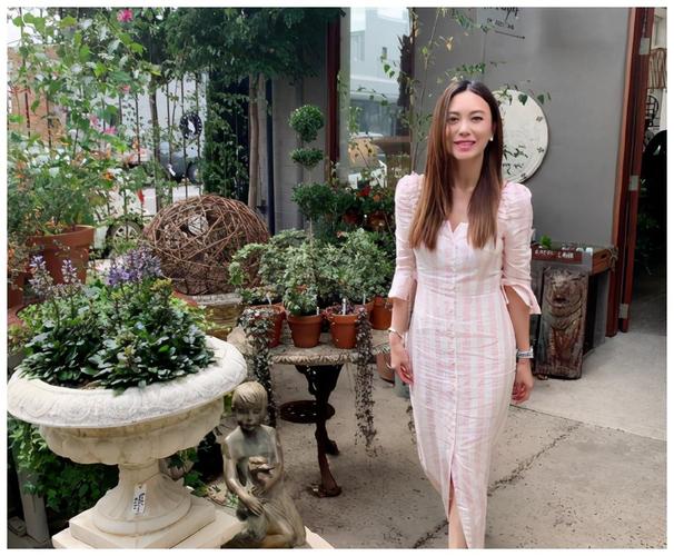 郭妃丽近照曝光,曾被评"新加坡四美",今外貌改变成"网