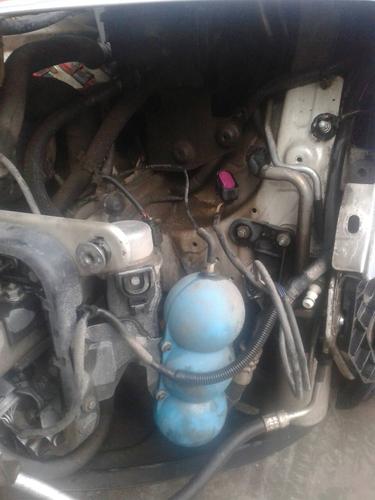 这个蓝色壶是什么?带一根细真空管 在奥迪a6l左前大灯底下