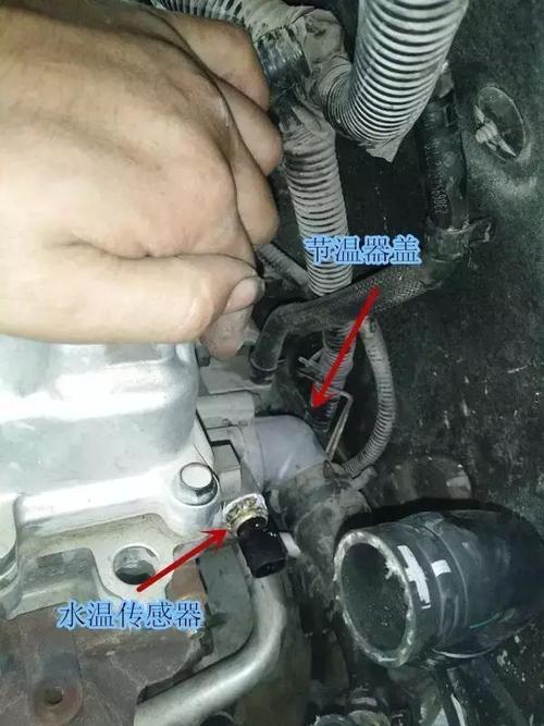 五菱宏光1.2排量lmh发动机节温器拆除作业