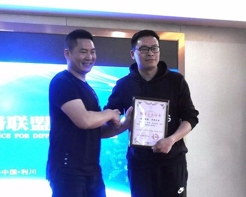 长熊坤禄先生发表致辞▽ 出席此次成立大会的领导及嘉宾有: 蔡益斌