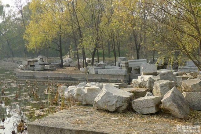 跳过这几个桥墩子,就是"方壶胜境"的主建筑迎薰亭的遗址,也是景观最