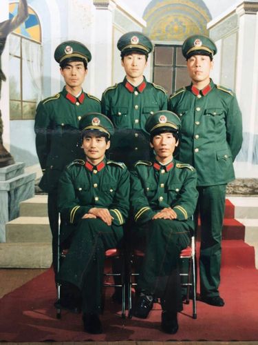 1985年5月,穿上83式新军装的战友们合影留念:车天安,张生爱,曾贤德,罗