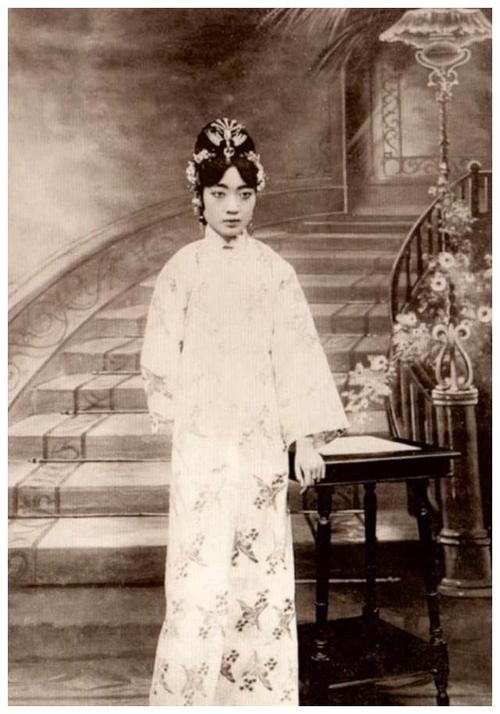 婉容最后一个月:是一位小伙照顾的,钉棺安葬,唯一遗物象牙烟枪