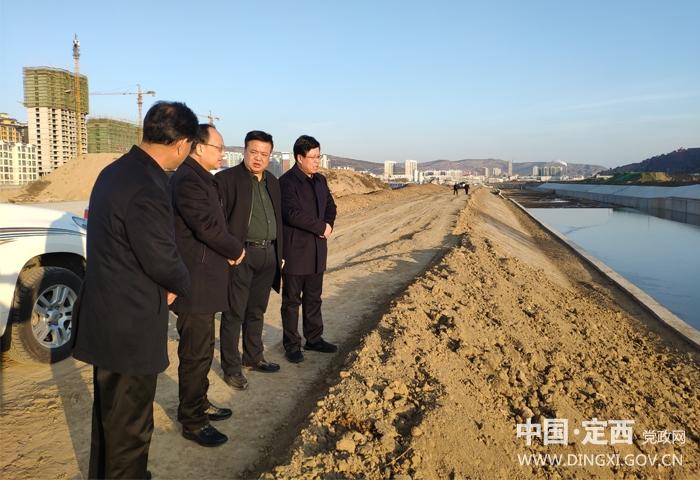 牛谷河市级河长王钧在通渭巡河督查