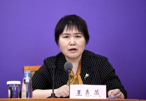 国务院扶贫办综合司副司长王春燕回答记者提问.