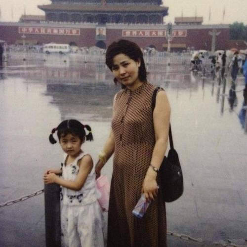 图为周雨彤小时候与妈妈一起拍摄的老照片