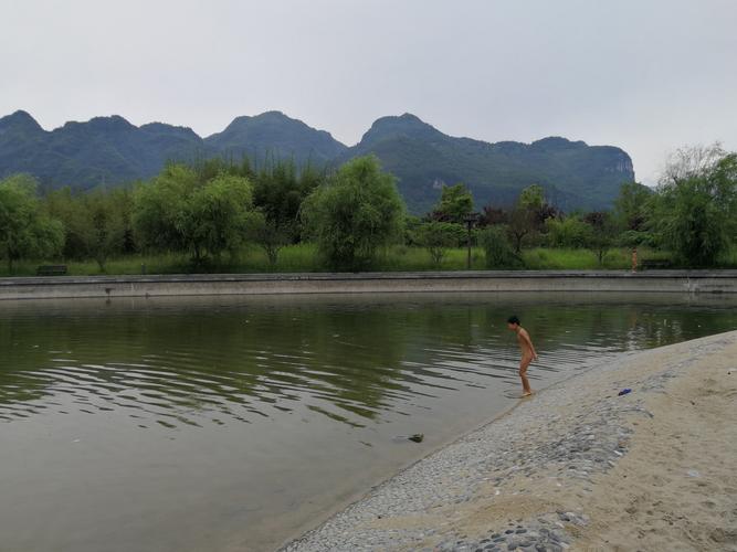 男孩在池塘里光屁股玩耍,让我想起幸福的童年.