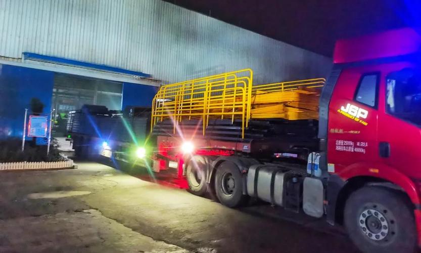 高新产业园发货区十余辆大货车陆续进场,将项目所需的全套设备装车