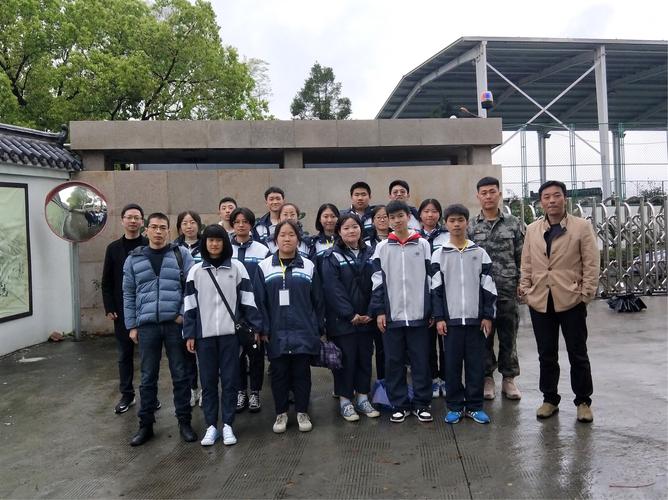 技校林布哲副校长带领团委学生会的部分同学到瑞安市第九中学参观交流