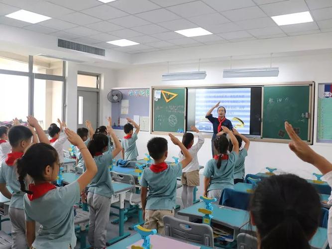 澎致小学澎雅小学杭州市丁兰第三小学一年级新生们学习了少先队历史和