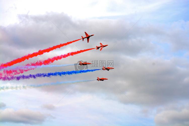 飞翔在蓝天中的喷气式飞机