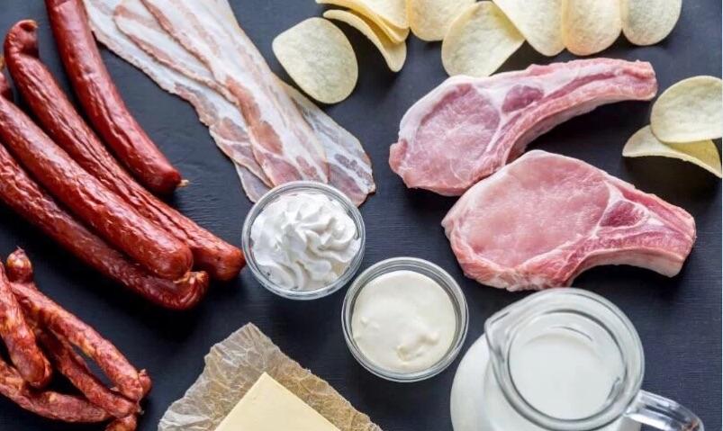 tips:饱和脂肪酸的食物来源有红肉,动物皮,肥肉,动物内脏,全脂奶制品