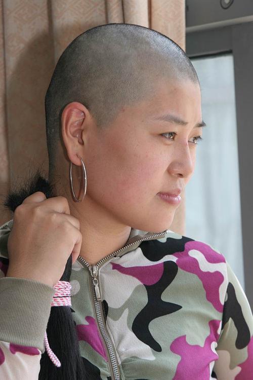 《 图片//超级长发女"小红"被剃光头之全程实录 .