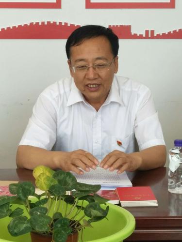 沁县人大常委会主任刘光清在松村乡看望慰问困难党员讲授党课