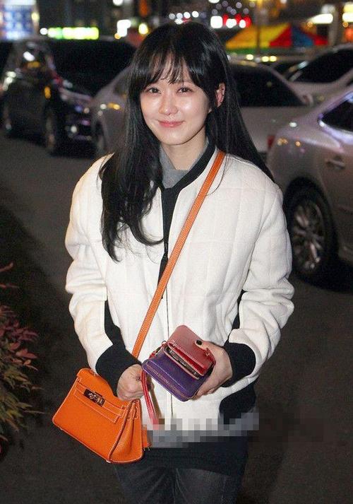 张娜拉素颜逛街美丽依旧清纯甜美好似少女