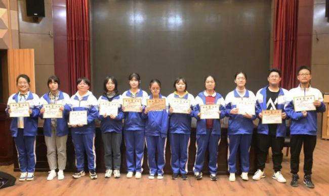 江西省余干中学高一年级举行现场作文大赛