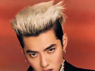 吴亦凡巨型兔子大片时尚帅气又不失童真