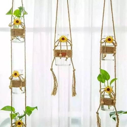 瓶子整体用麻绳包裹完成,再用木工胶粘上我们用麻绳做的装饰品,让瓶子