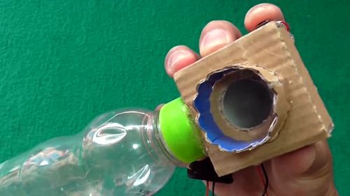 塑料瓶上钻几个洞,制成手工吸尘器