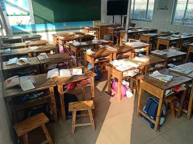 从课间学生桌面和桌洞物品摆放看学生常规习惯