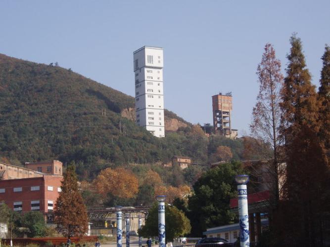 下面以武山铜矿为例,通过图示的方法,说说铜是如何从矿石中选