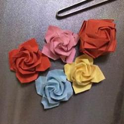 最简单纸玫瑰花的折法图解 有点小可爱!