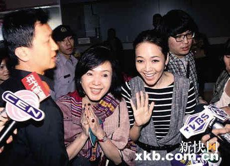 侯佩岑夫妇和林月云从巴厘岛返台湾时,都笑对"小三"论.