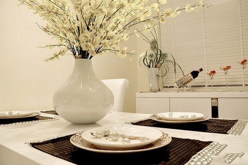 餐桌之上,各种情调都有,西式的餐具摆放