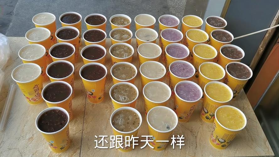 摆摊卖早餐今天运气爆棚刚把粥全部卖完就下起暴雨好险啊