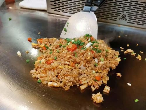 铁板炒饭可是每次必点饭炒得粒粒分明饭和蛋在铁板上碰撞闻一闻便食指