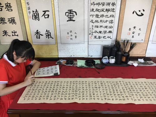 简曼娜创作书法作品,专心致志,一丝不苟.