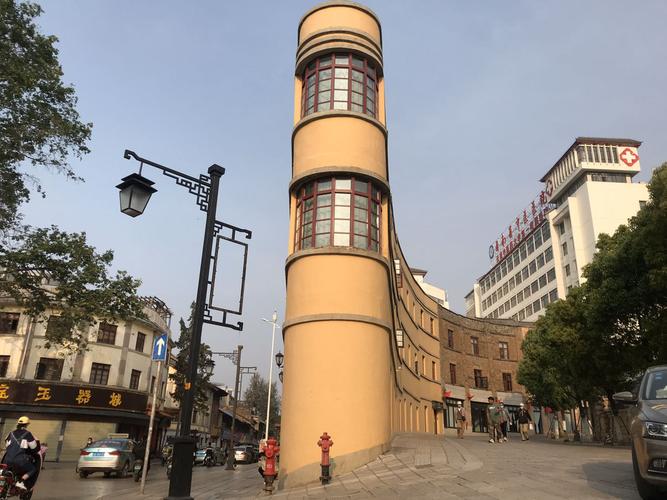 酒杯楼外型建筑与胜利堂浑然天成,外观是两栋相连的三层木架结构楼