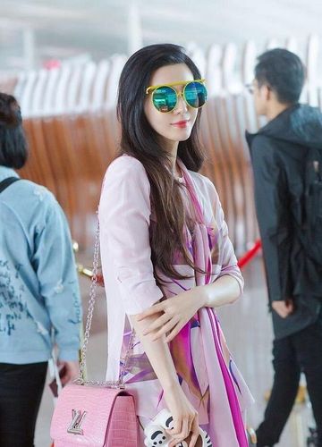 范冰冰太有品味了!穿浅粉真丝装走机场,高级大气不乏青春感