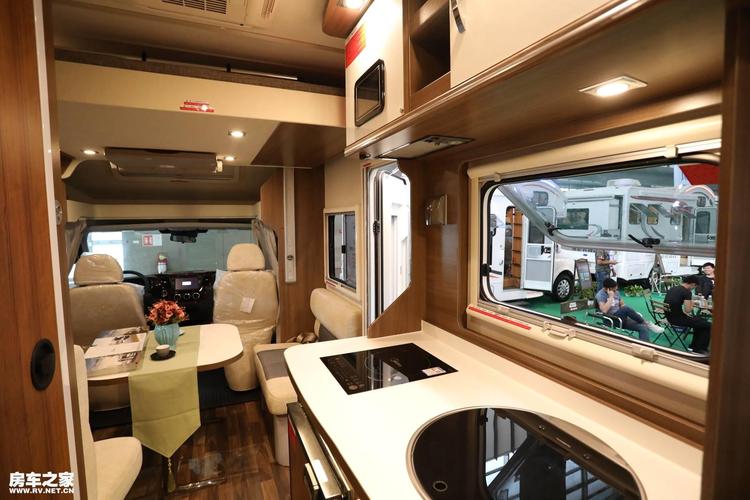 小顶进口依维柯底盘,带空气悬挂的凯伦宾威房车