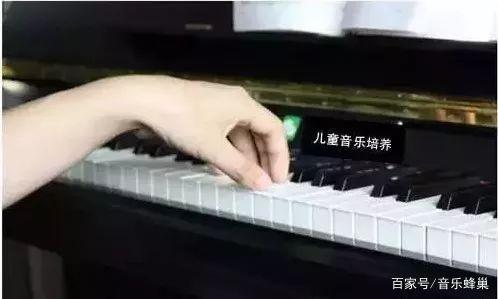 孩子弹钢琴最忌这几个错误手型,看看你家琴童中了几个?