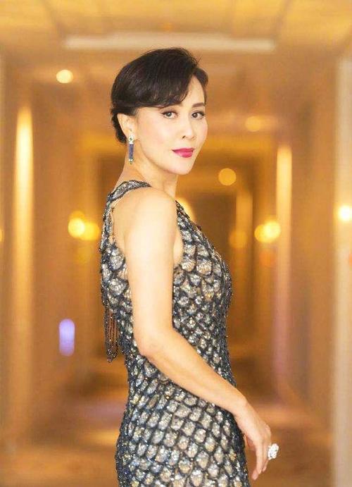 原创梁朝伟深爱着内敛的张曼如为何娶了张扬的刘嘉玲