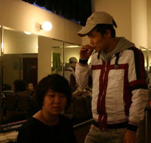 小沈阳准备出场囖抽烟也那么酷小沈阳在"捣乱"我有那么大魅力吗帅哥