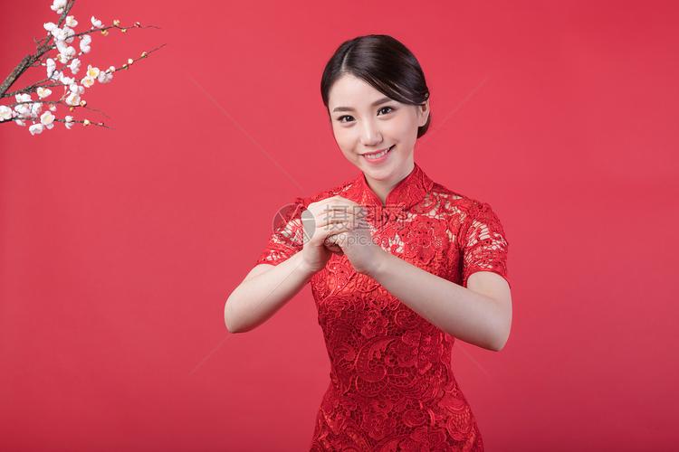 新春身着旗袍的美女拜年        id:500773210              成为照片