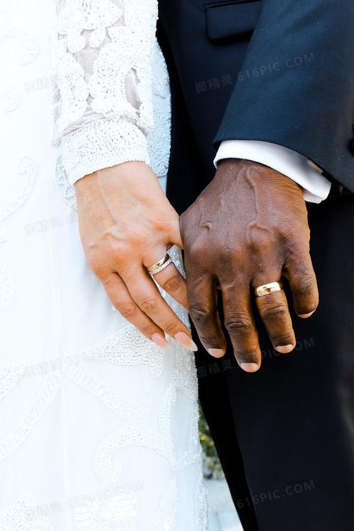 关键词:执子之手牵手手拉手婚戒戒指手势动作姿势近景局部特写摄影图