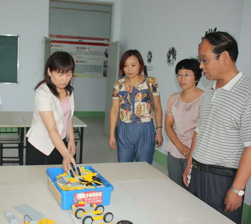 新任教育局李彩霞局长来中心检查工作