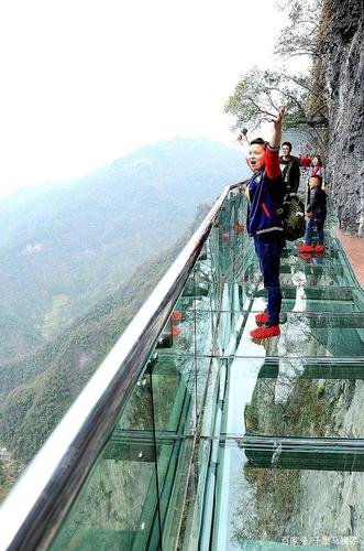 惊险刺激的方山绝壁悬空玻璃栈道