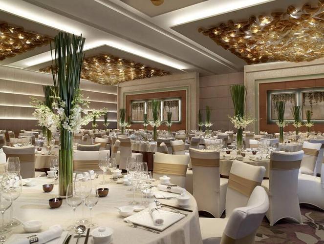 奢华时尚的酒店宴会厅布置