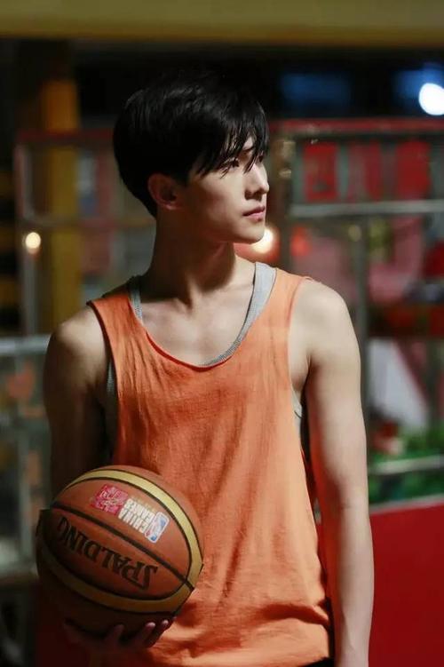 湿着头发穿着背心,大汗淋漓地打篮球,这种男生在学校绝对收割全校的