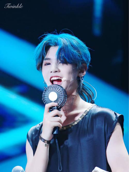 黄明昊justin蓝发